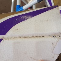 tundra hinge cracks  