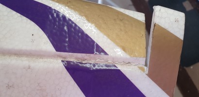 tundra hinge cracks  